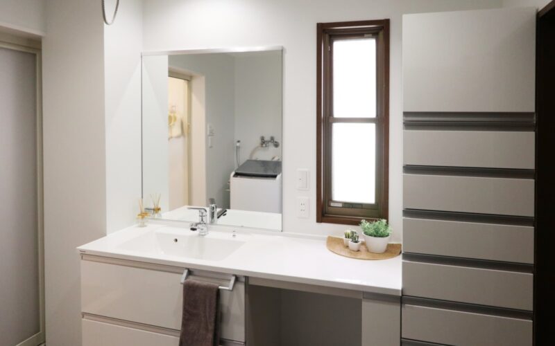 洗面所と浴室を白で統一した事例 | 洗面台シーラインで収納性能アップ