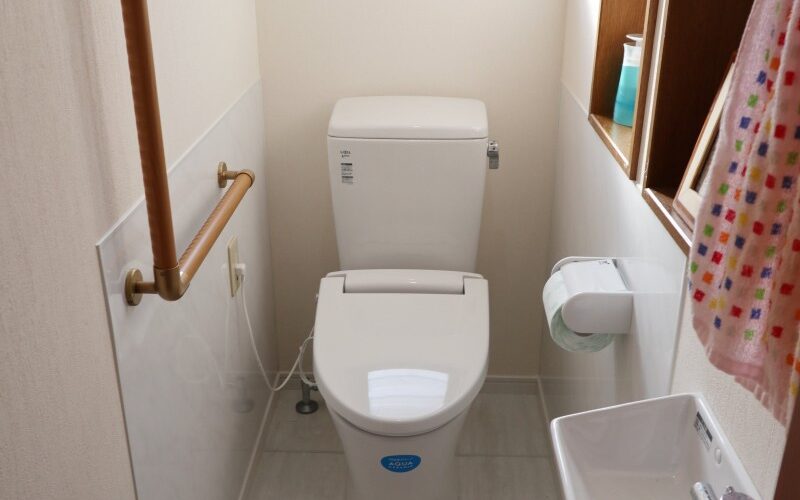 トイレの尿はねの掃除を楽にしたい | ホーローパネル付きトイレにリフォーム