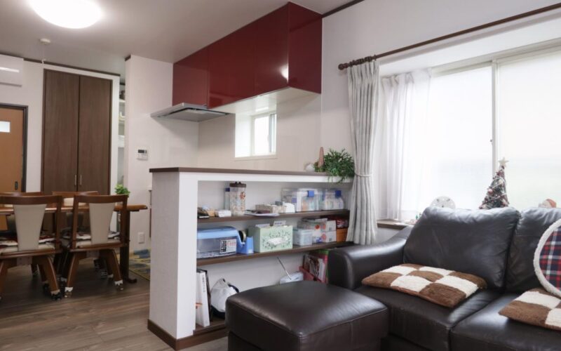 背が高い食器棚が視界を遮る使いづらいキッチンをリフォーム | LIXIL「シエラ」の赤