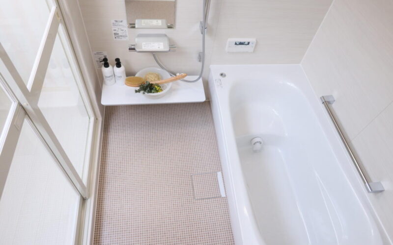 段差をなくした浴室と自動水栓・自動即湯が付いた洗面所のリフォーム｜滋賀県大津市