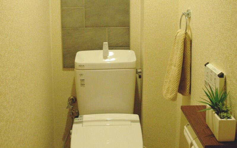 30万円で掃除用具を片付けられるおしゃれなトイレにリフォーム