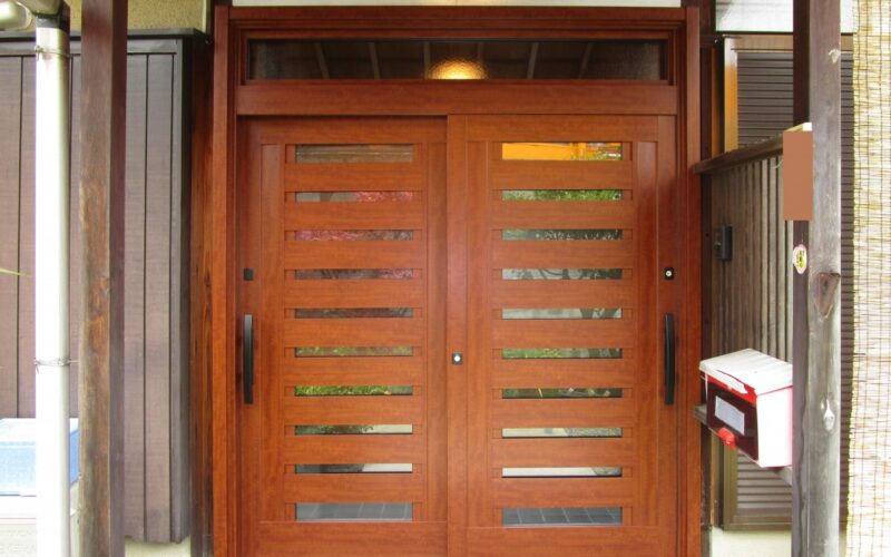 鍵のかかりにくい木製ドアをツーロックアルミ製玄関ドアに交換
