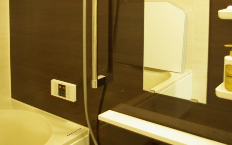 鏡面仕上げの壁パネルで無機質な浴室が明るく変身！(総額110万円)
