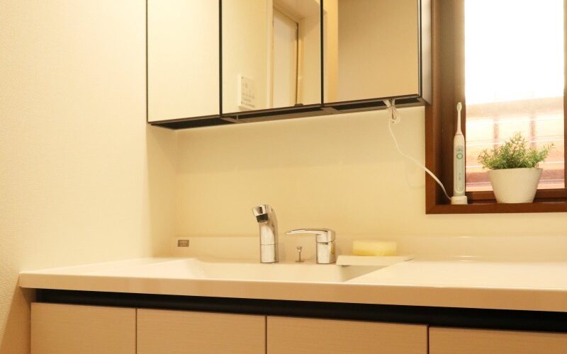 リクシル「ルミシス」のリフォーム事例 | 鏡や手洗器を左寄せにカスタム