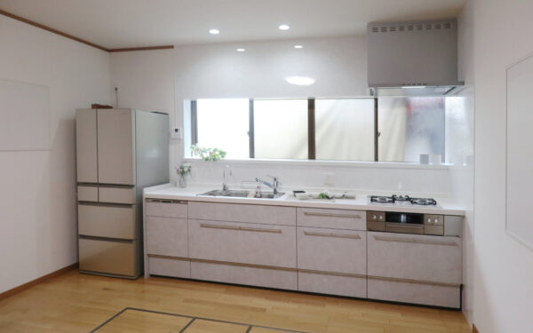 古いL型キッチンをすっきりと明るいI型キッチンへリフォーム｜草津市