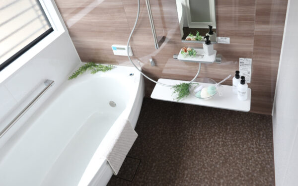 きれい除菌水や人造大理石の浴槽・サイズオーダー可能な洗面台でお手入れが簡単で洗練された浴室・洗面所へリフォーム｜大津市