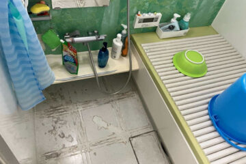 床の汚れや色褪せ・洗面ボウルの割れなどに悩まれていた浴室・洗面所をきれいにリフォーム｜草津市