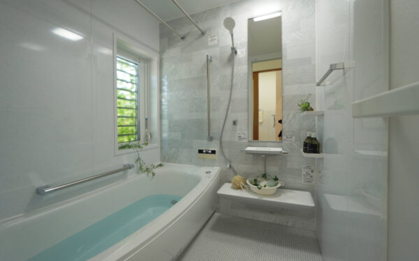 【浴室・洗面所のリフォーム事例】築22年の経年劣化が気になっていた水回りを明るく清潔な空間に｜大津市