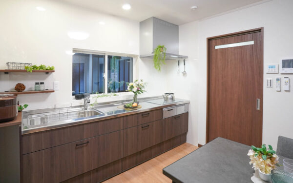 3階建ての階段を使わず1階だけで暮らせる家に全面リフォーム！LDK・寝室・水回りの集約と断熱で冬も快適に｜栗東市