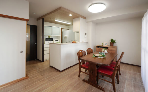 【築30年マンション】ステンレスキャビネットが魅力!開放的に生まれ変わったLDKリフォーム事例|栗東市