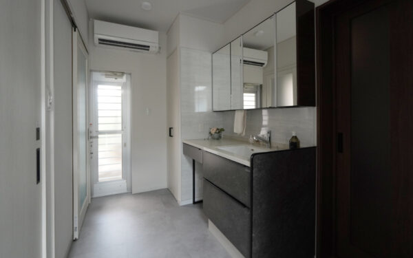 ガス衣類乾燥機「乾太くん」を採用したランドリールーム(洗濯室)を中心とした水回りリフォーム事例|草津市