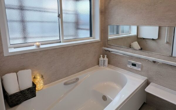 プライバシーの確保と寒さの解消を実現し、快適な浴室・洗面脱衣室へリフォーム｜栗東市