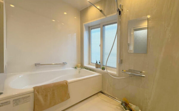 寒さ対策と収納改善を実現した浴室・洗面所・玄関ドアのリフォーム|大津市